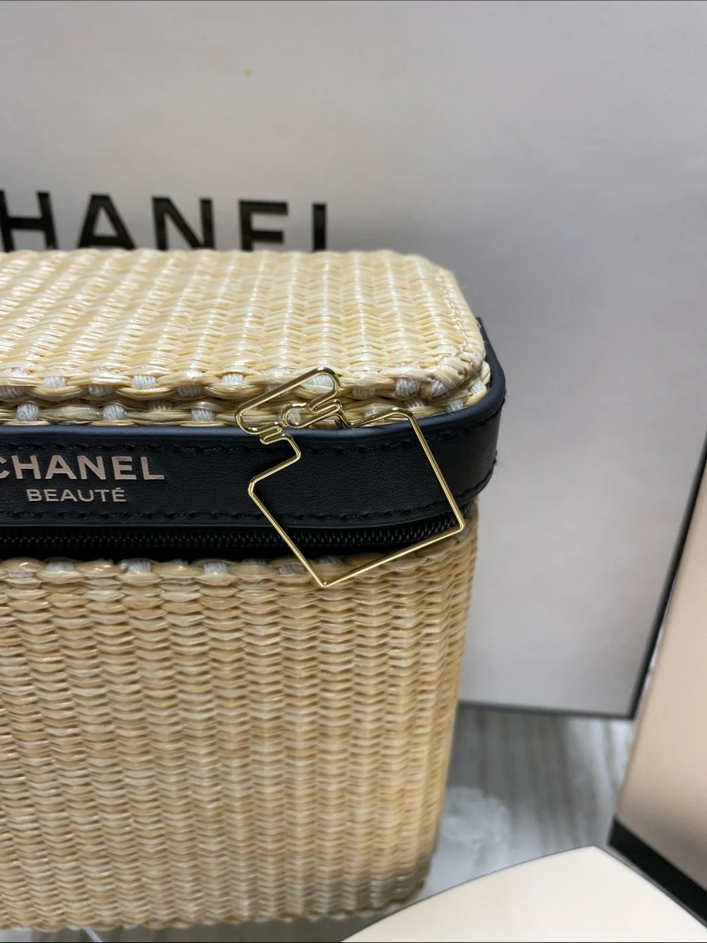Chanel Limited Edition Les Beiges Essentials Summer Pouch - Picture 5 of 16